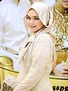 https://upload.wikimedia.org/wikipedia/commons/thumb/c/c7/Siti_Nurhaliza_-_Khairul_Fahmi%27s_Wedding_2013.jpg/100px-Siti_Nurhaliza_-_Khairul_Fahmi%27s_Wedding_2013.jpg
